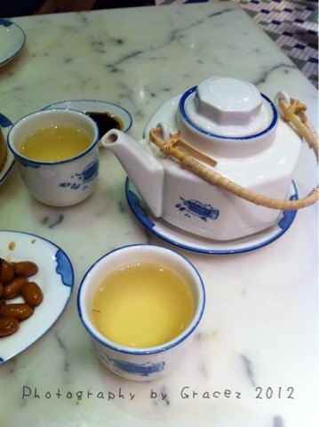 点选了杭州菊花茶 ( 建议另加入少许白细糖可曾添白菊的香甜度,当然这依个人喜好。)