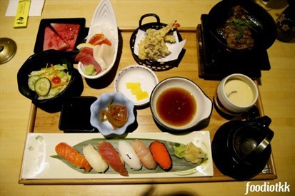 除了有6块寿司之外、还有生鱼片、烤牛肉(超好吃!)、天妇罗和小菜呢!非常丰富!
